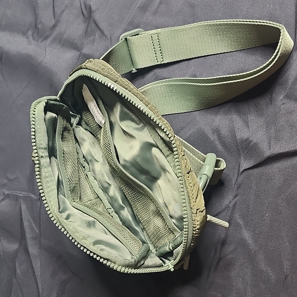 Tote Puffer Tote Quilted Crossbody Bag w/ dust bag! - Picture 7 of 9